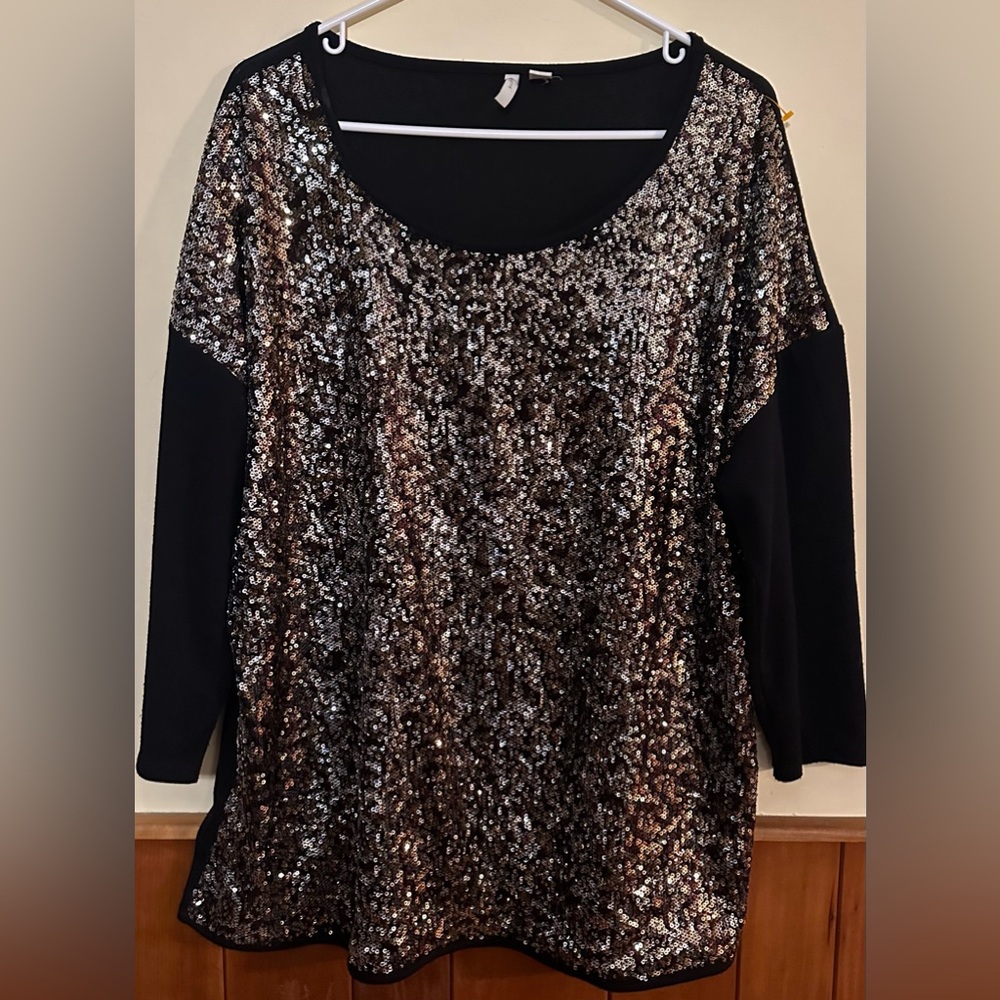 EST. 1946 size XL, gold sequined and black, 3/4 length sleeved scooped neck top